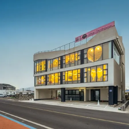 Jeju Stay Santa Lucia Pension Отели рядом с достопримечательностью «Пляж Джимйонг»