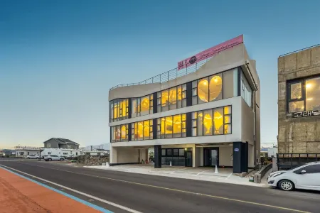 Jeju Stay Santa Lucia Pension Отели рядом с достопримечательностью «Yongcheondonggul Cave»