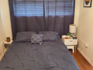 Comfortable Bachelor Suite Steps from Downtown