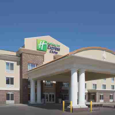 Holiday Inn Express & Suites Minot Hotel Exterior