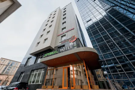 Springs Hotel Ulaanbaatar Отели рядом с достопримечательностью «Монгольский государственный университет»