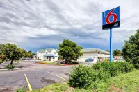 Motel 6 Wheat Ridge, CO - West - Denver North - parking