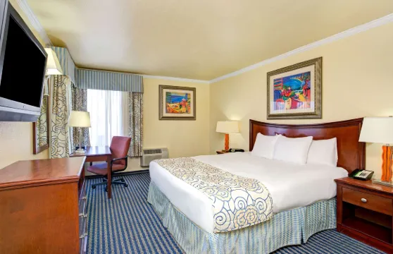 聖克魯斯/海灘浮橋東速 8 酒店