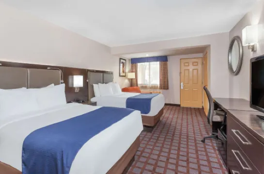 Days Inn by Wyndham Woodbury Long Island - breakfast