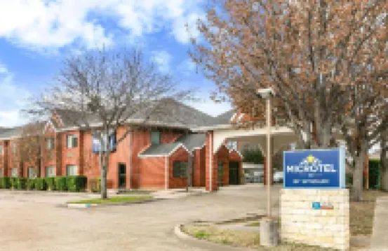 Travelodge by Wyndham Arlington/Dallas Area