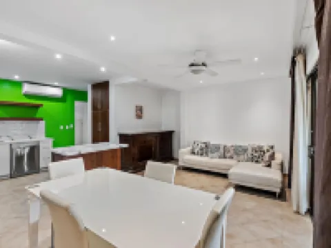 カラフル & プライベート 2ベッドルーム コンド ジャスト ア ショート ウォーク フロム ザ ビーチ ココのホテル