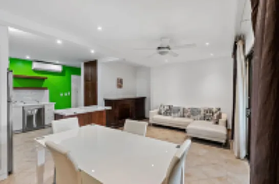 คอนโด 2 ห้องนอนสีสันสดใสและเป็นส่วนตัว เดินไม่กี่ก้าวจากชายหาด