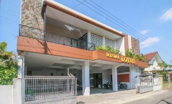 "a large house with a sign that reads "" wisma lotus "" on the front of the building" at RedDoorz Syariah Near Universitas Jenderal Soedirman