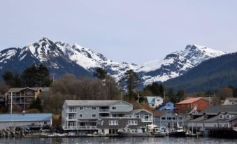 Longliner Lodge and Suites