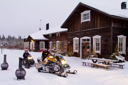 Hotel Hullu Poro Отели рядом с достопримечательностью «Snow Village»