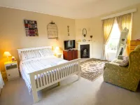 Glendower Guest Apartments Hotels in Longham