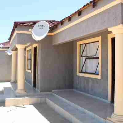 Tsitsi BGF Guest House Hotel Exterior