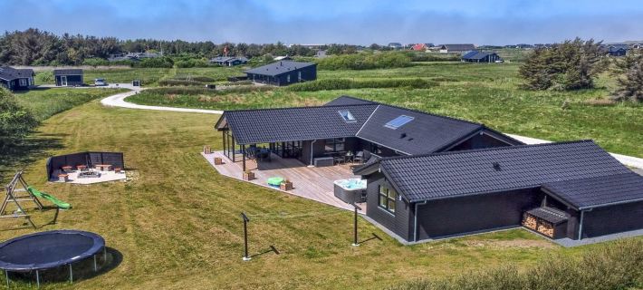 "Amitola" - 700m from the Sea Hotels in Lokken