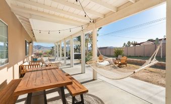 Hillside Desert House - Hot Tub, Fire Pit and BBQ! 3 Bedroom Home by RedAwning