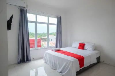 RedDoorz Near de La Salle Manado Singkil 호텔