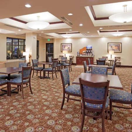 Holiday Inn Express & Suites CLOVIS-FRESNO AREA by IHG Отели в г. Кловис