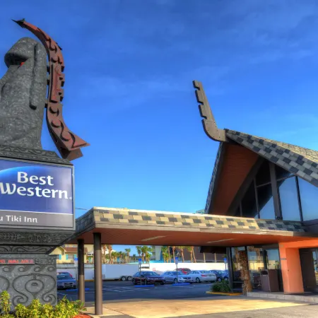Best Western Aku Tiki Inn Отели рядом с достопримечательностью «Торговый центр Destination Daytona»