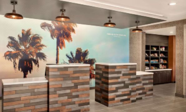 La Quinta Inn & Suites by Wyndham San Bernardino - Housity