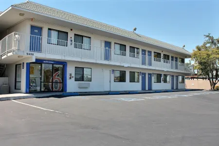 Motel 6 Atascadero, CA Отели рядом с достопримечательностью «Indigo Clothing»
