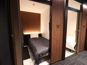 Leo YU Capsule Hotel Nishifunabashi