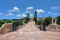Fabulous Villa in Coral Bay Near Beach, Amenities - 3 stjerner