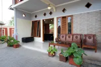 RedDoorz Syariah near Alun Alun Pacitan 2 Hotels in Pacitan