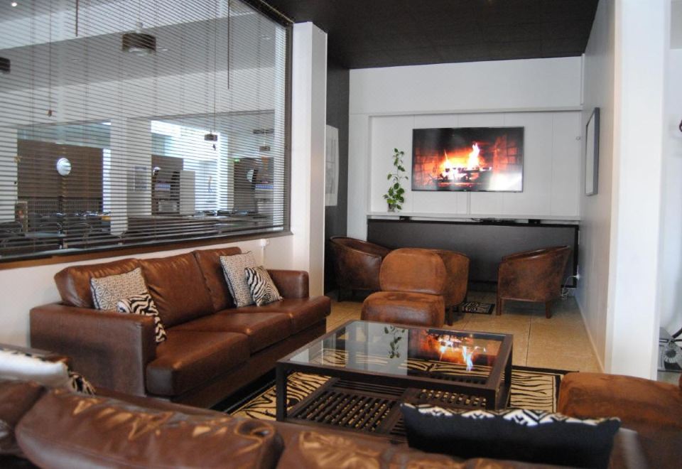 아도니스 루르드 호텔 로비