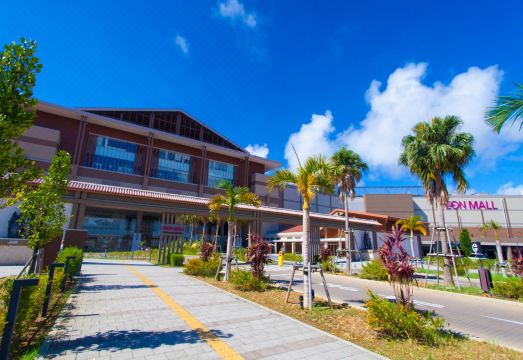 [엠스 스테이 오키나와의 건물 외관 및 주변 풍경]