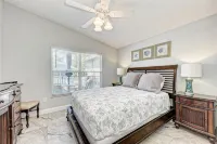 August Deals • Amazing Location • Private Deck • Pool - balcony
