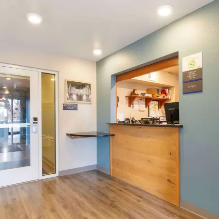 Extended Stay America Select Suites - Kansas City - Stadium Отели рядом с достопримечательностью «Стадион Kauffman»