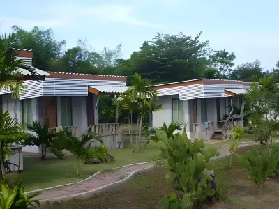 Khunyaikiew Homestay Отели в г. 