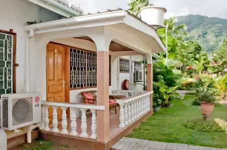 Villa de Roses Отели рядом с достопримечательностью «Бо Валлон Бич»