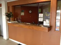 Deluxe Inn & Suites by OYO Miami OK