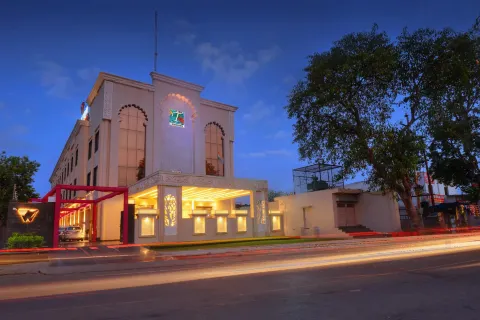 Wingston A TreeHouse Hotel Barsana