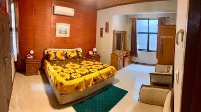 Villa kota bunga Puncak 4+1 Kamar dengan Kolam Renang Pribadi Hotel dekat PASAR RAHAYU CIPANAS
