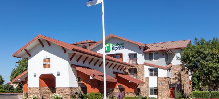 ホリデイ イン エクスプレス アンド スイーツ ターロック by IHG スタニスラウスのホテル