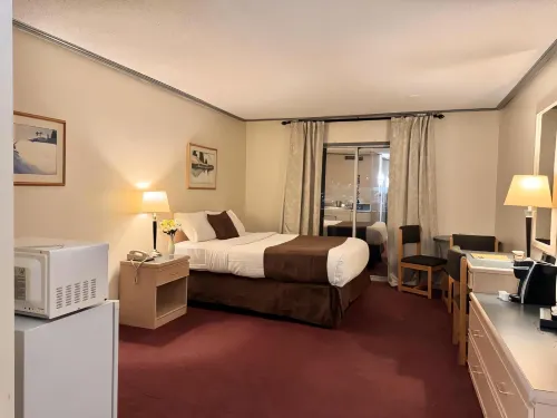 Divya Sutra Plaza and Conference Centre, Vernon, BC - 3-نجوم