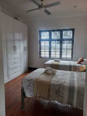 Modern comfortable sunny 3 bedroom house in Kensington Các khách sạn ở Bedfordview