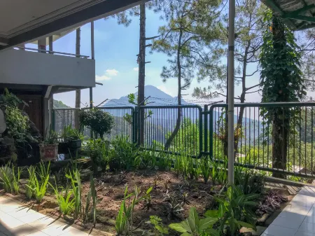 Hotel Lie Mas Prigen Pasuruan Mitra RedDoorz Отели рядом с достопримечательностью «Pintu Langit»