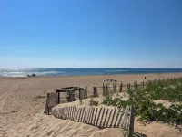 Plum Island Chic Cottage-Steps to Beach! Hotels in Newbury