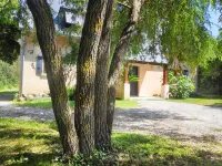 Luxury riverside cotage in a listed medieval village. Hotels in Sainte-Eulalie-d'Olt