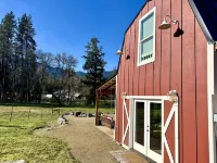 Red Barn in Wine Country Hotels near Applegate Library