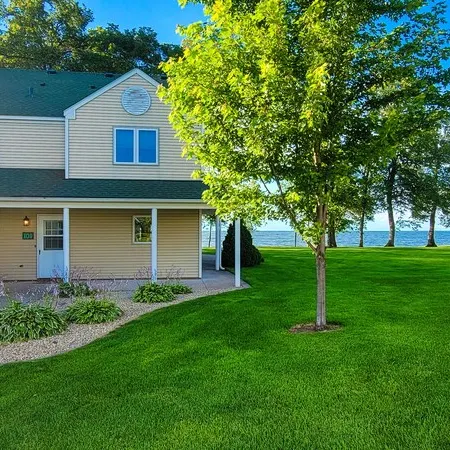 Peaceful End-Unit With Panoramic Lake Views! Perfect For All Seasons!