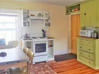 Historic Downtown Apartment. Unscented Products and Sustainability Practices.