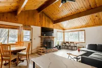 *NEW* Sheephorn Getaway - Cozy cabin 3 min to slopes + jacuzzi + fireplace