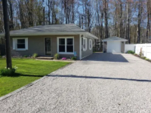 Keys cottage -walk to the strip,Private lot, 2bdr 3rd guestroom detached.Spire