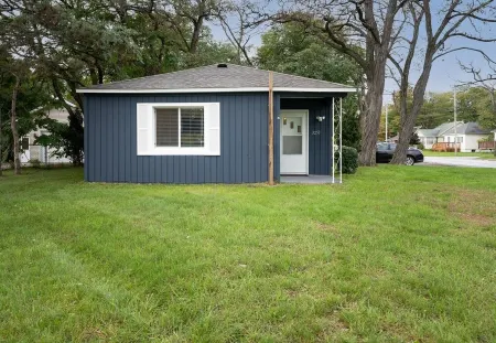 Betz Bungalow - Norton Shores Отели в г. Нортон Шорс