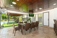Tropical deluxe villa- weekly and monthly discounts available