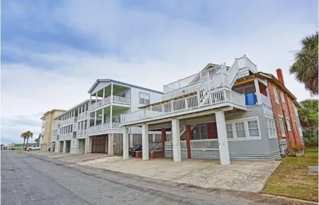 Charming Loverbirds Nest.  Steps from Sunkissesd Tybee Beach Pier and Pavilion
