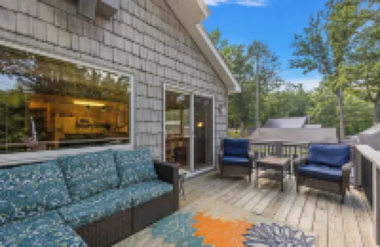 The Treehouse @ Higgins Lake-HOT TUB- Fireplace-PetFriendly-3 min to the lake